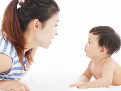 Une mère et un bébé face à face