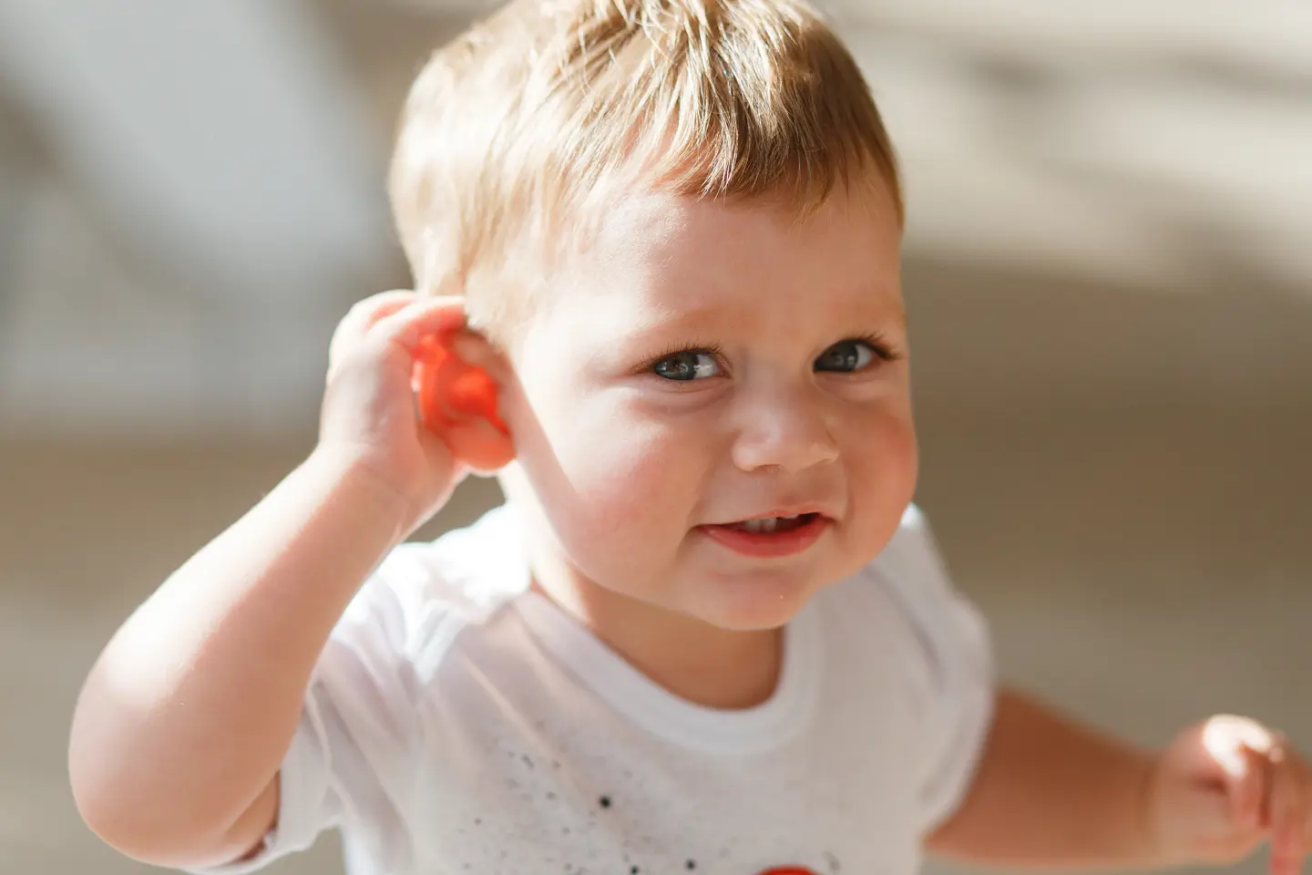 Bébé se touchant l’oreille droite