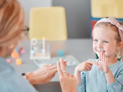 personne responsable et jeune fille faisant de la langue des signes