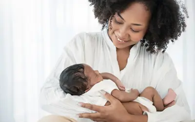 Mère tenant son nouveau-né dans ses bras