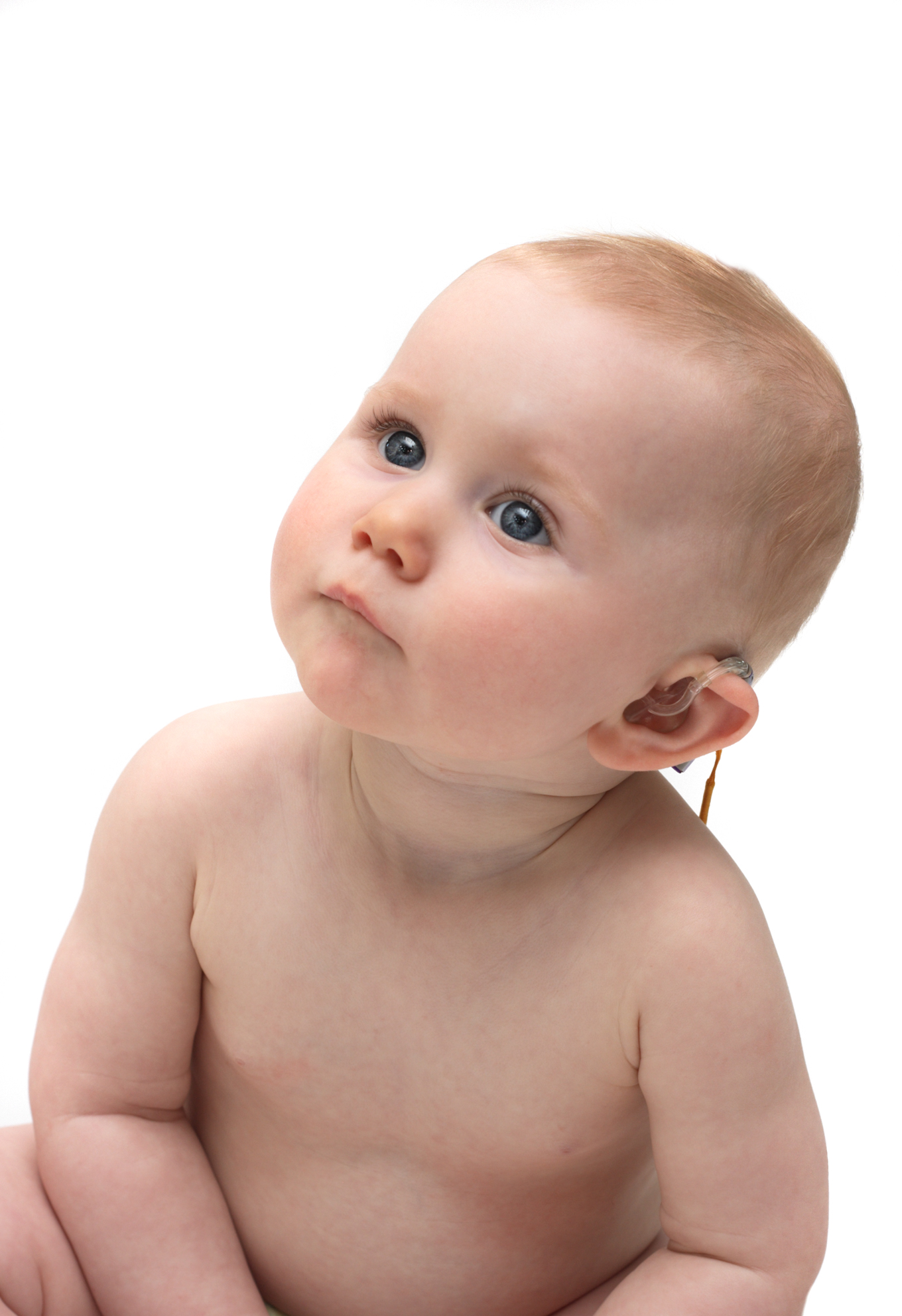 Bébé qui porte des appareils auditifs